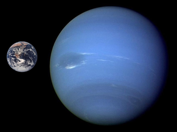 Споредба на дијаметарот на Нептун и Земјата
