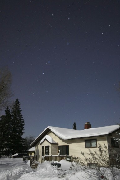 Прекрасна ноќ во јануари осветлена со месечева светлина со Големата мечка изгреана на североисточното небо. Права на фотографијата: Боб Кинг