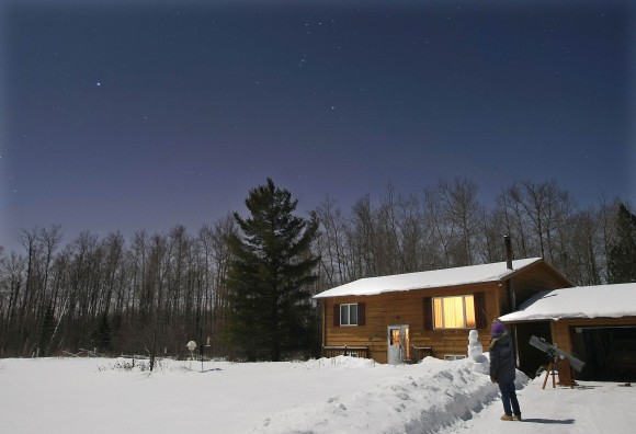 Доброоблечен набљудувач на ѕвезди ужива во ноќта под зимското небо. Права на фотографијата: Боб Кинг
