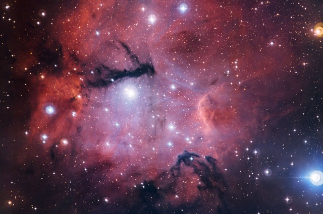 Млади ѕвезди ја уништуваат својата создавачка маглина. Заслуги: ЕСО. Гум 15 Маглина