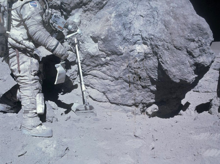 Чарли Дјук (Charlie Duke) Астронаут од мисијата Аполо 16 собира примероци од Месечината
