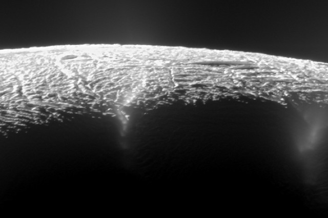 Поглед на долината со гејзери на месечината Енцелад. Двете линии на дното од фотографијата се двата најактивни и најтопли гејзери. Извор: NASA/ESA/ITA.