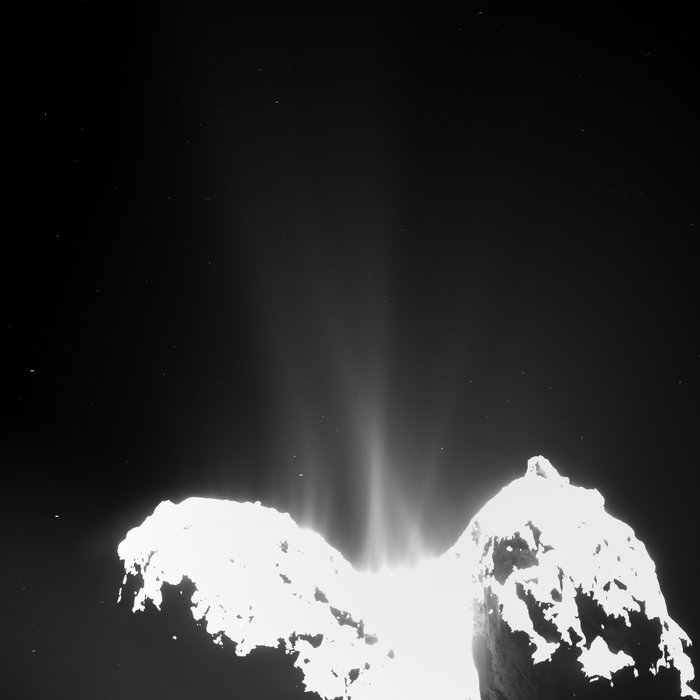 Широкоаголната камера на Розета забележа млазови од гас кои излегуваат од јадрото на кометата 67p/Churymov-Gerasimenko. Се очекува кометата да биде многу поактивна во месеците кои ќе следат. Извор: ESA/OSIRIS Team