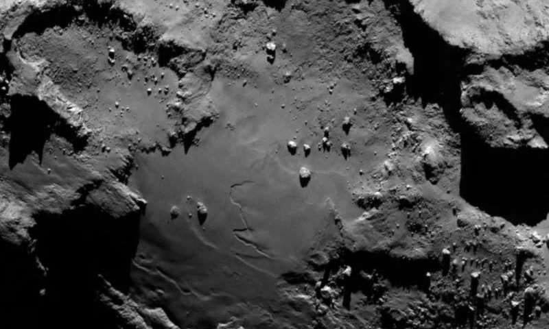 Слика одблиску од кометата 67P / Churyumov-Gerasimenko, направена на растојание од 130 км, со помош на камерата ОСИРИС од леталото Розета. Низа карактеристики, вклучувајќи камења, кратери и стрмни карпи се јасно видливи. Заслуги: ESA/Rosetta/MPS for OSIRIS Team MPS/UPD/LAM/IAA/SSO/INTA/UPM/DASP/IDA