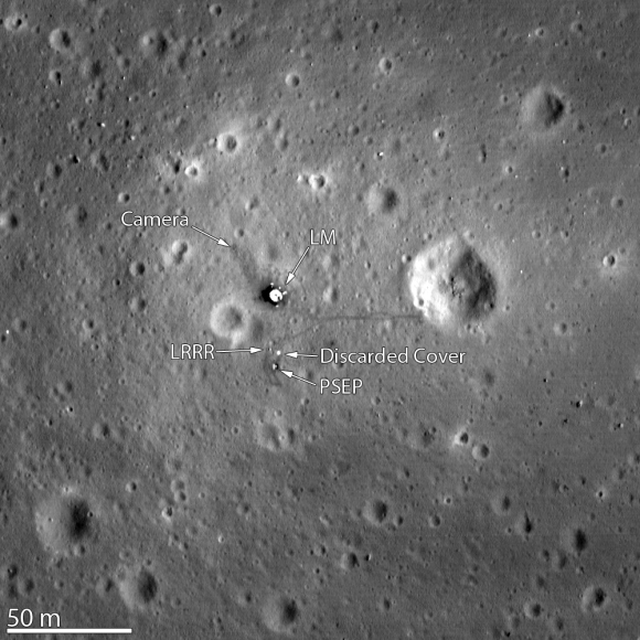 Местото каде слета Аполо 11, снимено во 2012 година со камерата на Lunar Reconnaissance орбитер. Видливи се LМ (Лунарен модул), LRRR (Лунарен Ласерски Ретро Рефлектор), над PSEP (Пасивен Сеизмички Пакет за Експерименти). Сликата била направена од 24 километри над површината. Извор: НАСА/Универзитет на Аризона.