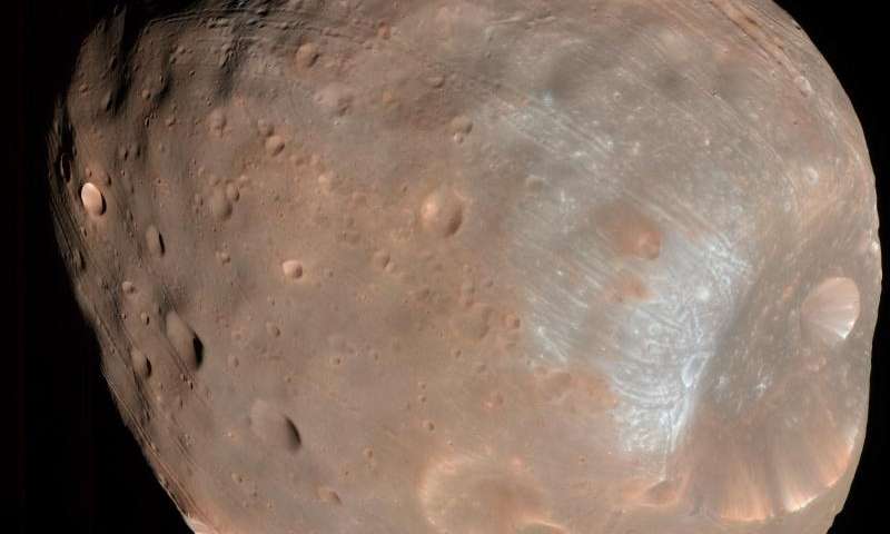 Фобос, една од месечините на Марс, фотографирана од далечина од 6,8000 километри. Кратерот Стикни преовладува на една од хемисферите на сателитот. Извор: НАСА/ЈПЛ/Универзитет на Аризона.