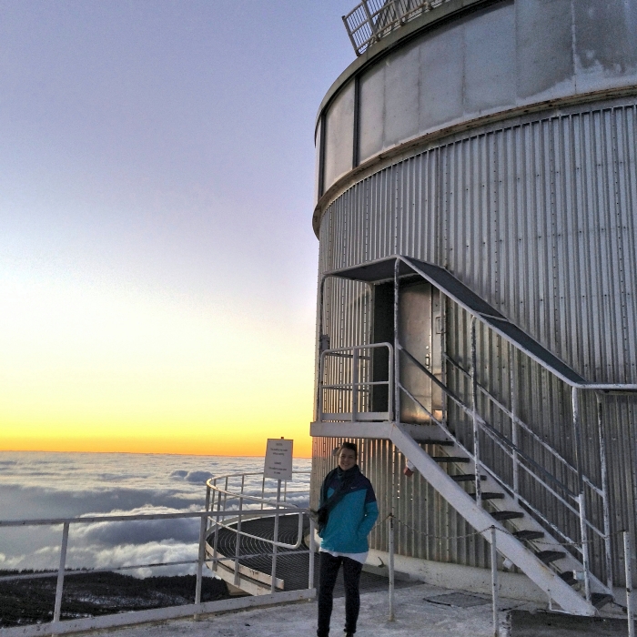 Тања Петрушевска при набљудување со Nordic Optical Telescope кој се наоѓа на La Palma, на Канарските Острови.