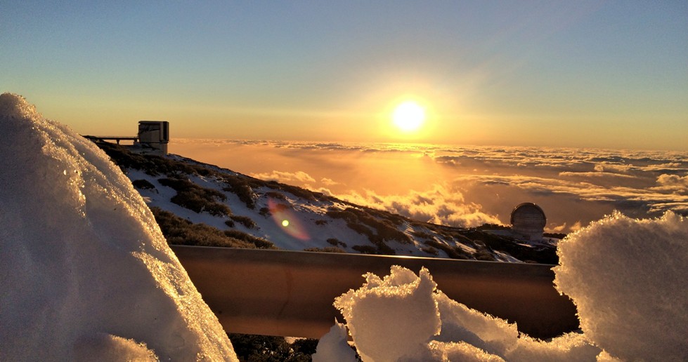 Поглед од Nordic Optical Telescope, каде што можат да се забележат 10-метарскиот Gran Telescopio Canarias (десно) и 3.6-метарскиот Telescopio Nazionale Galileo (лево). Иако на Ла Палма на морското ниво температурата е речиси константна низ цела година (околу 20-тина степени), горе на планината на 2200 метри каде што се наоѓаат многубројните телескопи, знае и да заврне снег. 