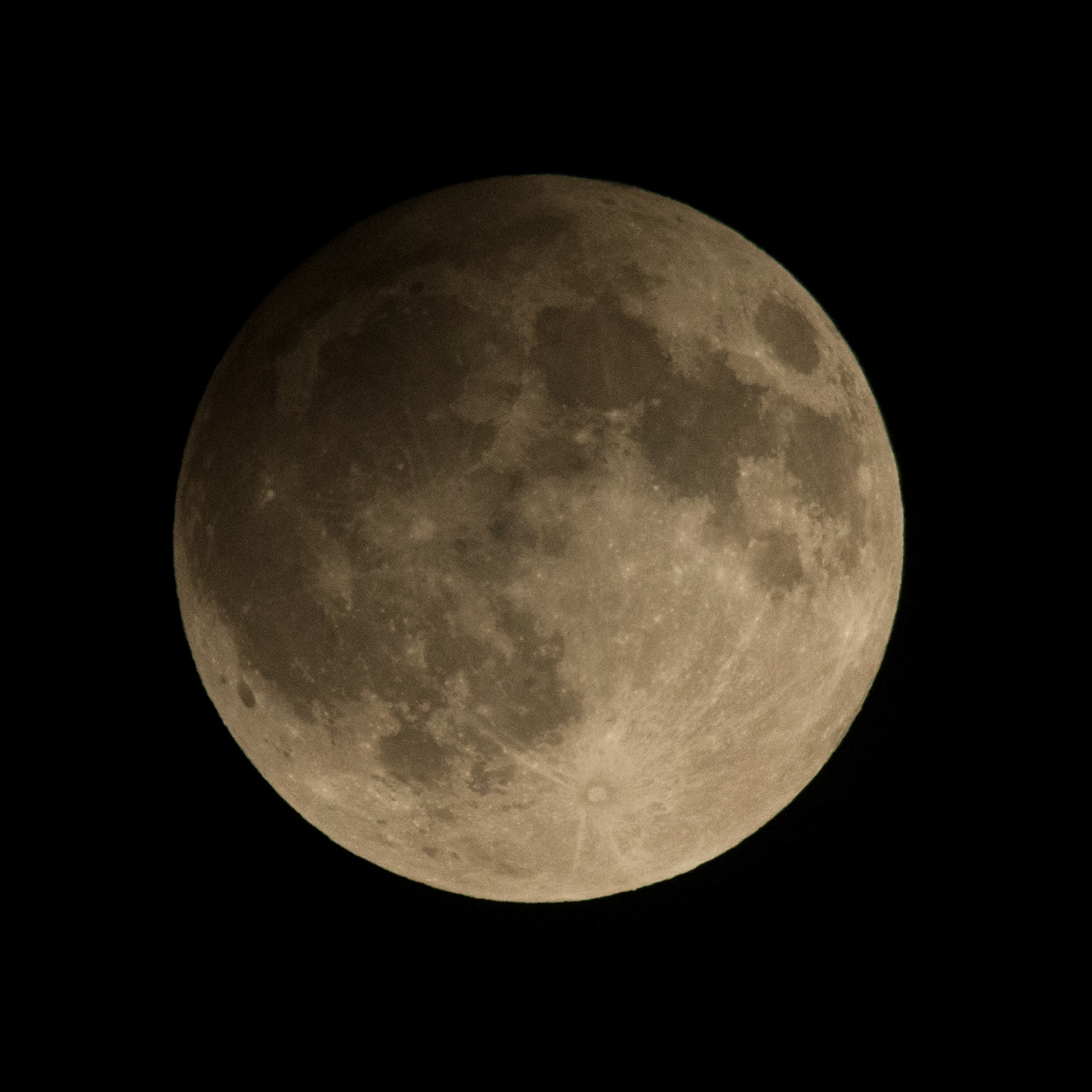 Затемнувањето фотографирано од нас. Аеродром нешто пред максимумот, во 20:40 ч. Опрема: Canon 5D Mark II, Sigma 150-500, трипод; f9, 1/800 @ ISO 800. Заслуги: Боби Кузмановски