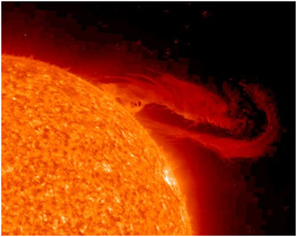 Снимка на Сончева протуберанца, силен млаз од усвитен гас кој избива далеку над хромосферата