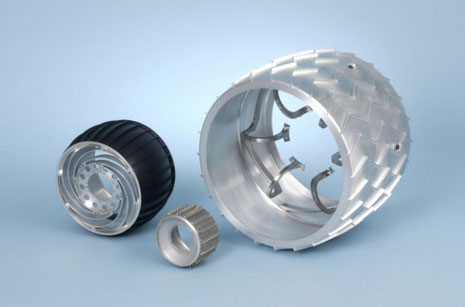 Тркалото на роверот (без Морзеовите дупки), во споредба со тркалата на МЕР роверот “Спирит” и “Сојоурнер”