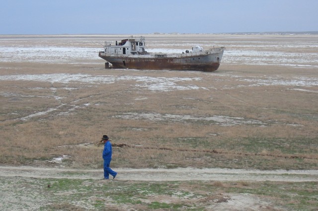 Пропаста на Аралското море може да претставува претскажување за иднината, доколку не го промениме нашето однеување. Кредит за фотографија: Staecker