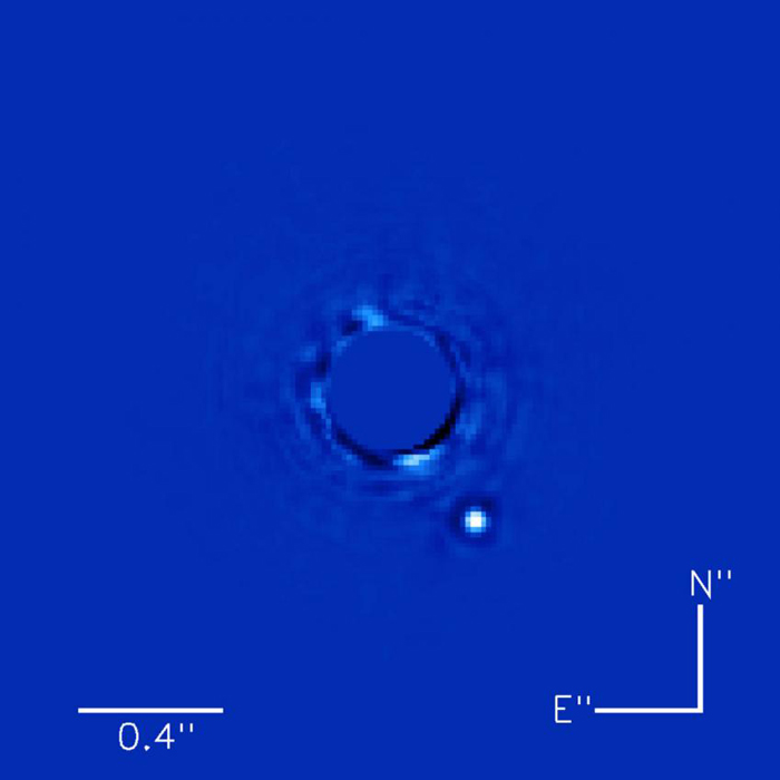 Комбинација од 30 минутни фотографии направени со Gemini Planet Imager од планетата Beta Pictoris б (светлата точка) која орбитира околу нејзината ѕвезда.