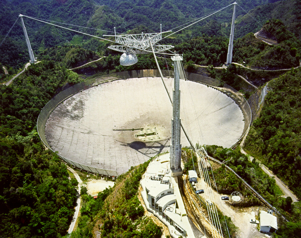 СЕТИ користи 305-метарски телескоп наречен Аресибо - најголем во светот - за скенирање на небото трагајќи по сигнали од вонземски цивилизации во текот на целата година. Заслуги: опсерваторија Аресибо