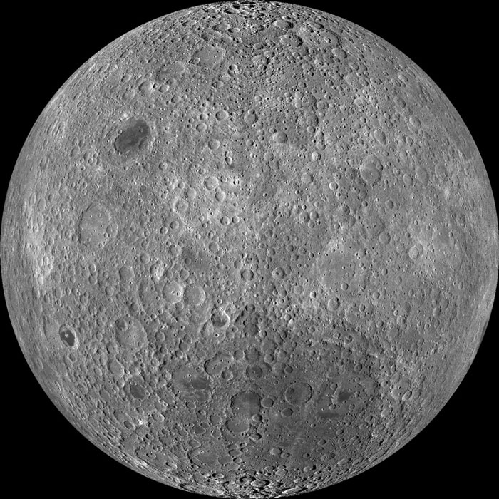 Слика од задната страна на Месечината направена со летало на НАСА во 2009 година. Заслуги: НАСА.