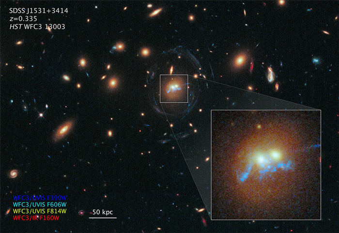 Хабл телескопот на НАСА направи фотографија од 100 000 светлосни години долга структура која изгледа како низа од бисери завртена во спирален облик и ги обиколува јадрата на две масивни галаксии. „Бисерите“ се суперјата од вжештени сино-бели новородени ѕвезди