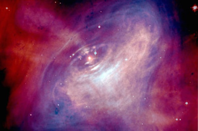 Во небулата Рак, материјата и антиматерија се забрзуваат речиси со брзина на светлината од страна на пулсарот во небулата. Заслуги: НАСА