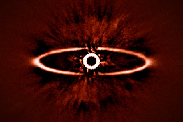 ESO/SPHERE Consortium. Наликува на окото на Саурон, но всушност е најдобрата слика досега од формирање на планетарен систем.