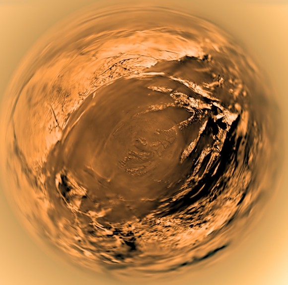 Рибји поглед од површината на Титан преку Хуиџенс сондата на Европската Вселенска Агенција во Јануари 2005. Заслуги: ЕСА/ НАСА/ ЈПЛ/ Универзитетот од Аризона