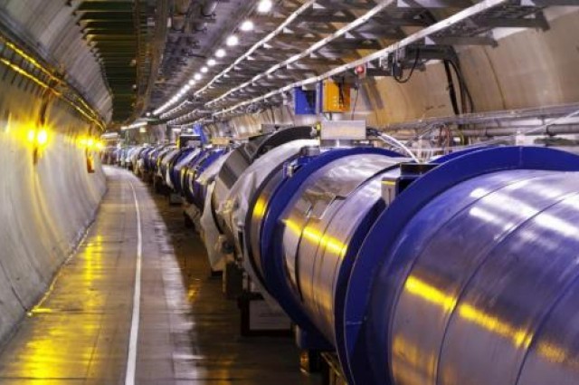 Преку Големиот Хадронски Судирач (ГХС) бил пронајден нов мезон кој претставува совршен тестирачки предмет. Заслуги: CERN