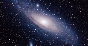 Млаз од ѕвезди во сателитска галаксија на Андромеда укажува на космички судир