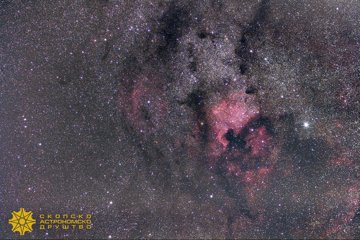 Маглината Северна Америка, наречена така заради нејзиниот облик (NGC 7000). Иако самата маглина зафаќа релативно големо видно поле (како четири месечини), не може лесно да се забележи со директно гледање заради слабата осветленост. Десно под Северна Америка на сликата може да се забележи и маглината Пеликан (IC 5070). Фотографијата е изработена од 45 експозиции, сликани со Канон 20Д фотоапарат и објектив од 85mm. Екпсозициите се по 60 сенунди, со бленда f/3.5 и ISO 1600. Обработката е во PixInsight.