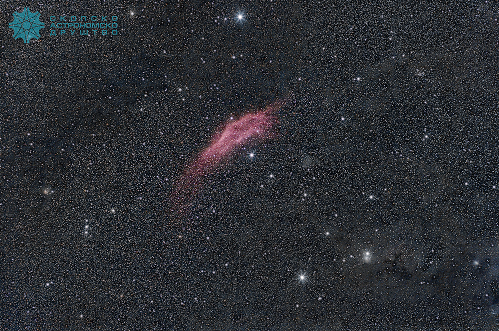 Mаглината Калифорнија (NGC 1499) името исто така го добила според обликот. Одалечена е 1000 светлосни години од нас и тешко може да се види со голо око.  Ја сликавме широкоаголно со модификуван Канон 20Д и 85mm oбјектив. Се работи за 94 комбинирани експозиции, секоја од една минута, на ISO 1600 и бленда f/4. Обработката е во PixInsight и Photoshop (селективна сатурација/десатурација).