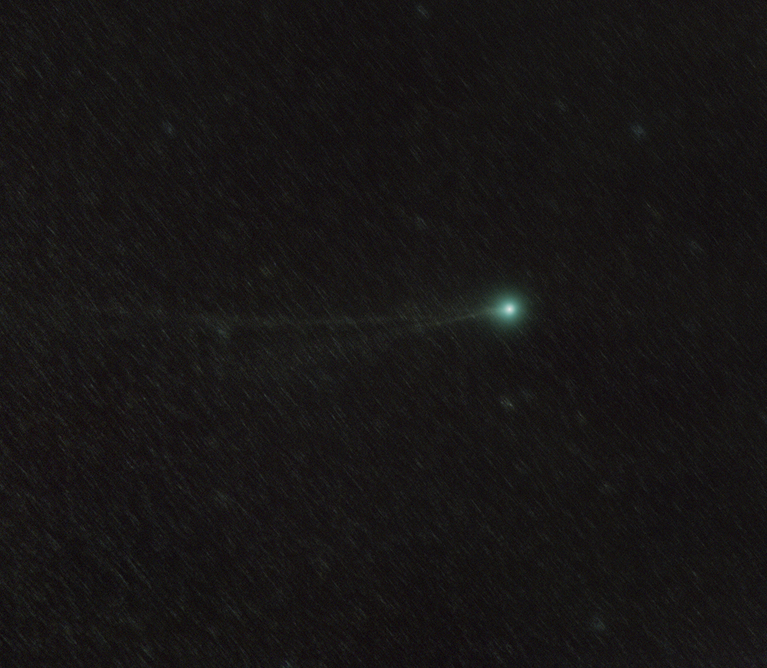 Кометата Лавџој Q2 ја сликавме со два фотоапарати, широкоаголно, но не сме многу задоволни со резултатите. Кадрирањето не беше соодветно, опашот на кометата е подескпониран, а градиентот од светлосното загадување беше прилично голем. Исто така наидовме на проблеми при обработиме на фотографијата и се уште сме во потрага на соодветни решенија. Обработката на комети е една од потешките задачи во астрофотографија заради нејзиното движење во однос на ѕвездите. Иако почнавме рано, мислев дека ќе ни застуди по подолго време поминато на отворено (и на 1300 метри надморска височина). Сепак, температурата не се спушти под 2 степени Целзиусови. Со работа завршивме околу еден часот по полноќ и додека ја спакувавме целата опрема ни требаше доста време, при што не фати 2 часот наутро.