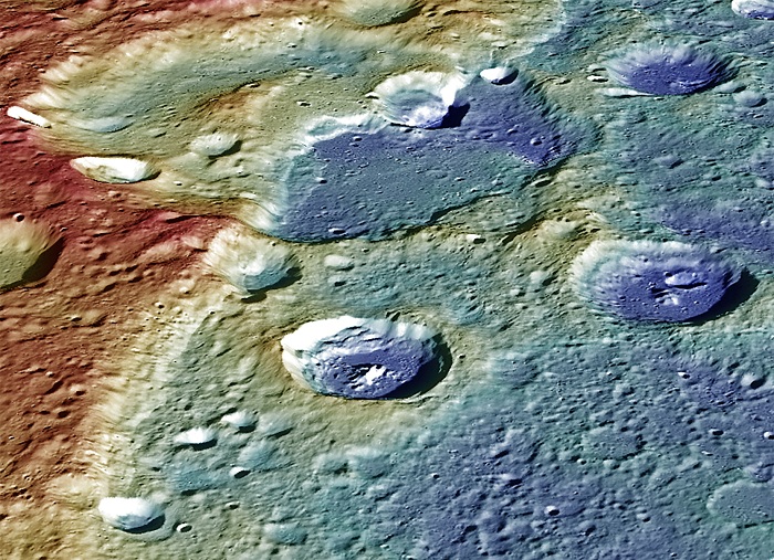 Леталото Месинџер ги фрла последните погледи кон Меркур пред целосно да му се истрши горивото и да се препушти на гравитацијата. На оваа фотографија е прикажан неодамна објавен мозаик од 41 снимка на која се гледа кратерот Duccio и тектонската област наречена Carnegie Rupes која се оформила кога Меркур се собрал за време на ладењето на неговата внатрешност. Извор: Johns Hopkins University Applied Physics Laboratory/Carnegie Institution of Washington