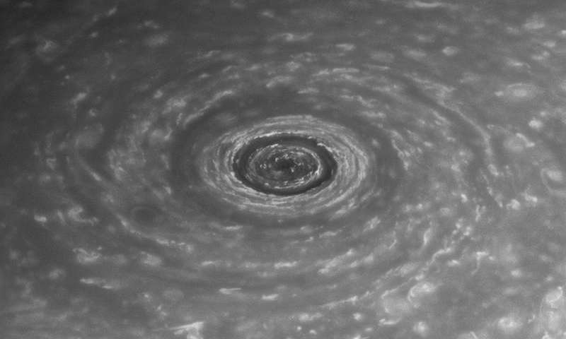 Мали грмотевици може да се насоберат на масивни циклони на Сатурн
