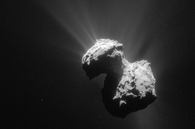 Зошто оваа комета има форма на патка?