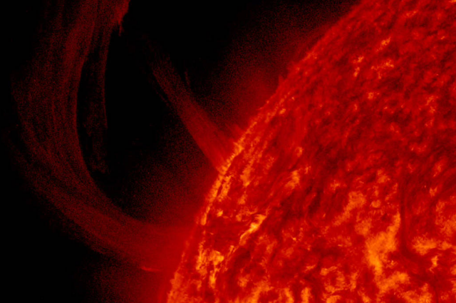 Зошто надворешниот слој на Сонцето е 200 пати потопол од неговата површина?
