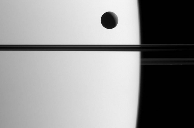 Касини испраќа прекрасна фотографија од Сатурн и Диона