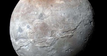 Големата месечина Харон на Плутон открива разнобојна и насилна историја