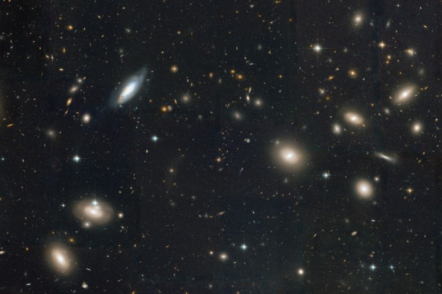 Во кластерот на галаксии „Кома“. Заслуги: NASA/ESA/Hubble Heritage