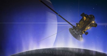 Знаци на живот при последниот близок лет на Касини низ млазовите на Енцелад?