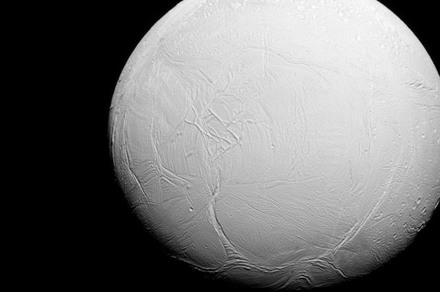 Енцелад гледан од растојание од 112000 километри од леталото Касини. Заслуга: NASA/JPL-Caltech/Space Science Institute.