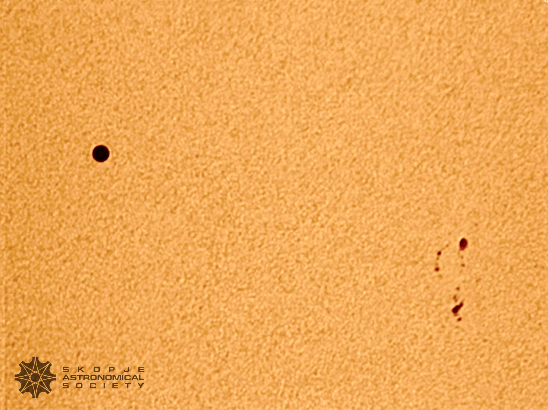 Tранзитот на Меркур преку Сонцето, сликано во потесно видно поле со 11-инчен телескоp. Од лево е Меркур, а од десно се гледаат сончеви пеги. Фотографија: Мартин Стојановски со помош на Филип Парталовски и Горан Петров, САД