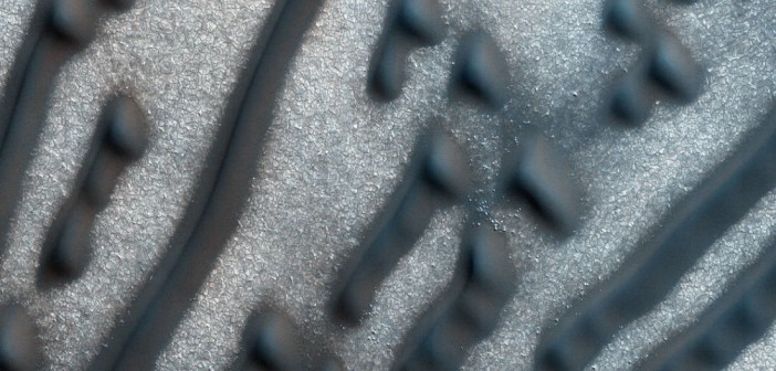 НАСА откри формации кои потсетуваат на порака во Mорзeова азбука на површината на Марс