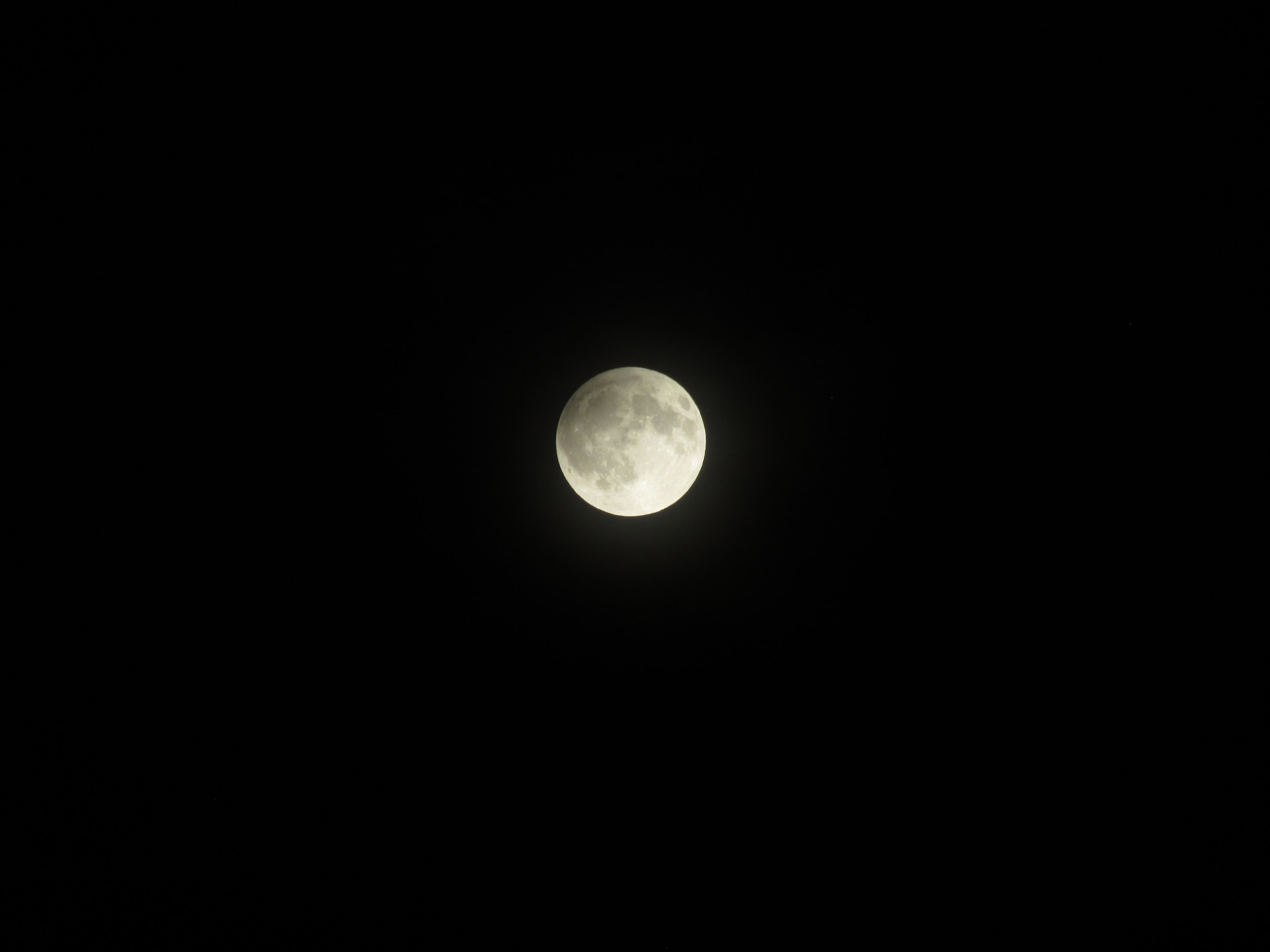 Месечината, околу половина час по почетокот на затемнувањето. Опрема: Canon PowerShot SX 160 IS, експозиција: 1/80 sec, f/5.9, ISO 100. Заслуги: Марина Димовска
