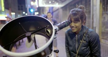 Краток филм ги снима реакциите на граѓаните додека гледаат во Месечината низ телескоп