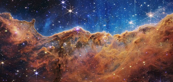 Вселенскиот Телескоп Џејмс Веб наслика Космички Гребен во овој блескав пејзаж од раѓање на ѕвезди